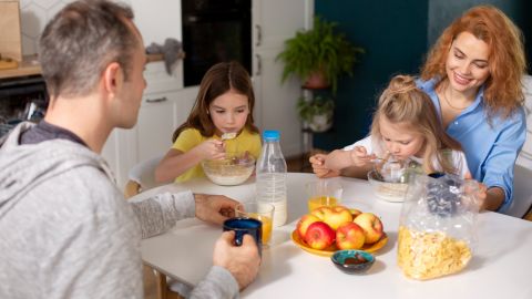 Membentuk Pemahaman Anak tentang Makanan Bergizi Sejak Usia Dini
